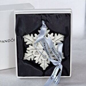 Pandora Snowflake Christmas Ornament Dated 2015 w/ Box